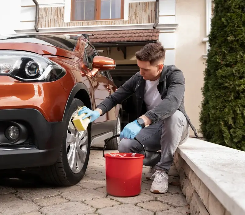 Lavage auto à domicile Le Plessis-Belleville : professionnel intervenant sur un véhicule